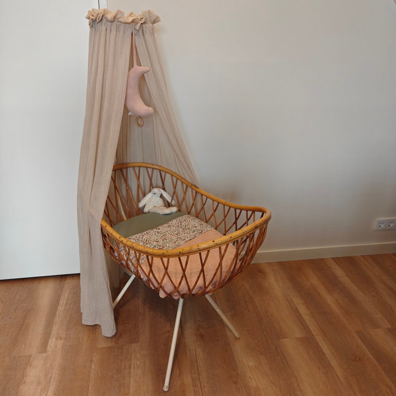 Te huur: Unieke rotan wieg – compleet & stijlvol, Kinderen en Baby's, Babywiegjes en Ledikanten, Ophalen, Gebruikt, Wieg