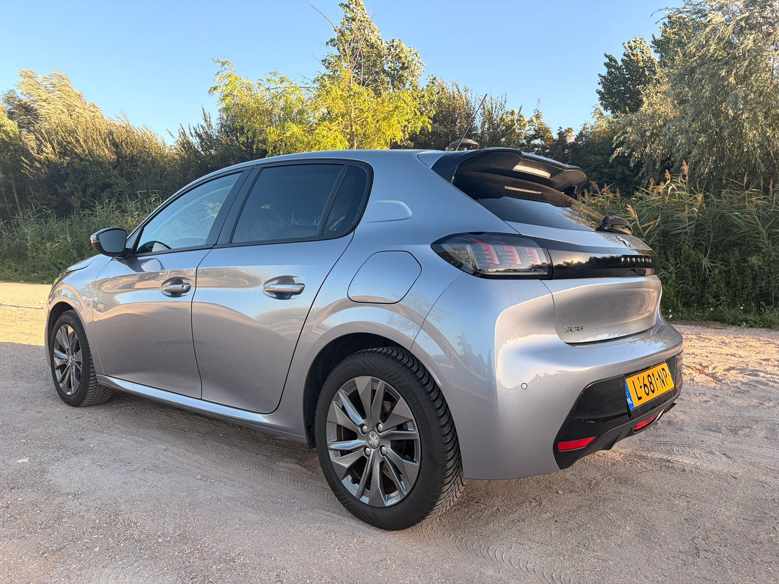 Peugeot 208 1.2 Puretech 100pk Eat8 2021 Grijs DISTRIBUTIERI, Dealer onderhouden, 49 €/maand, Origineel Nederlands, 1200 kg