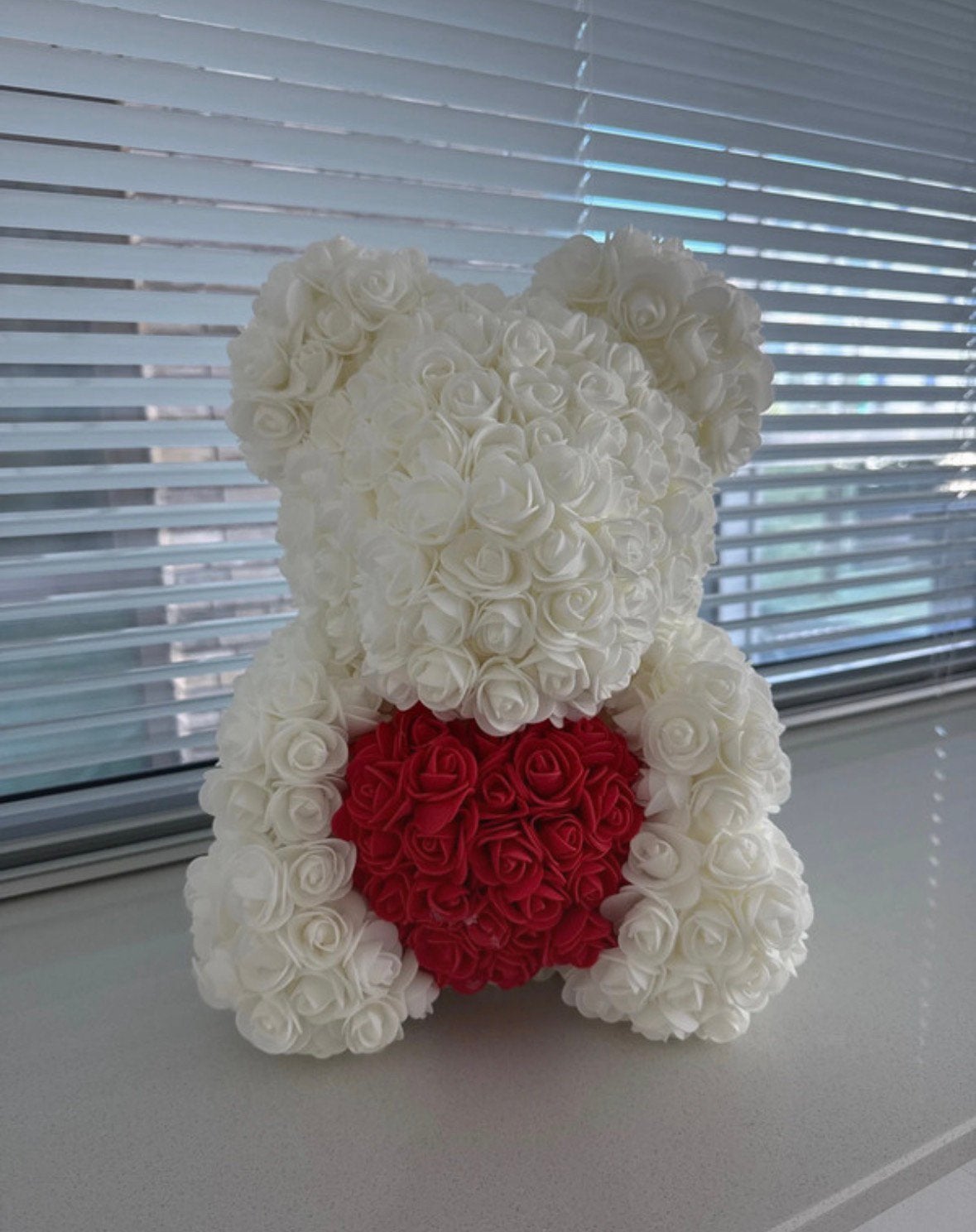 Beertje van kunstbloemen, Verzamelen, Beren en Cherished Teddies, Ophalen of Verzenden, Zo goed als nieuw, Stoffen beer, Overige merken