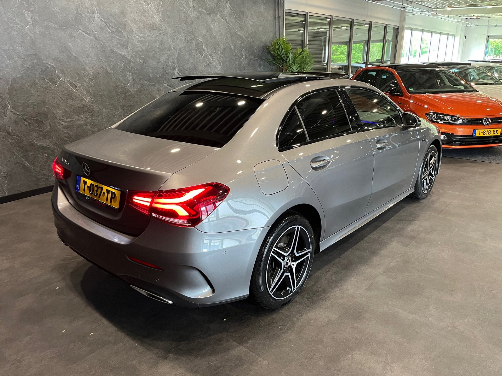 Mercedes-Benz A-klasse Limousine 250 e AMG NIGHT PANO SFEER, Gebruikt, 4 cilinders, 15 kWh, Plug-in hybride