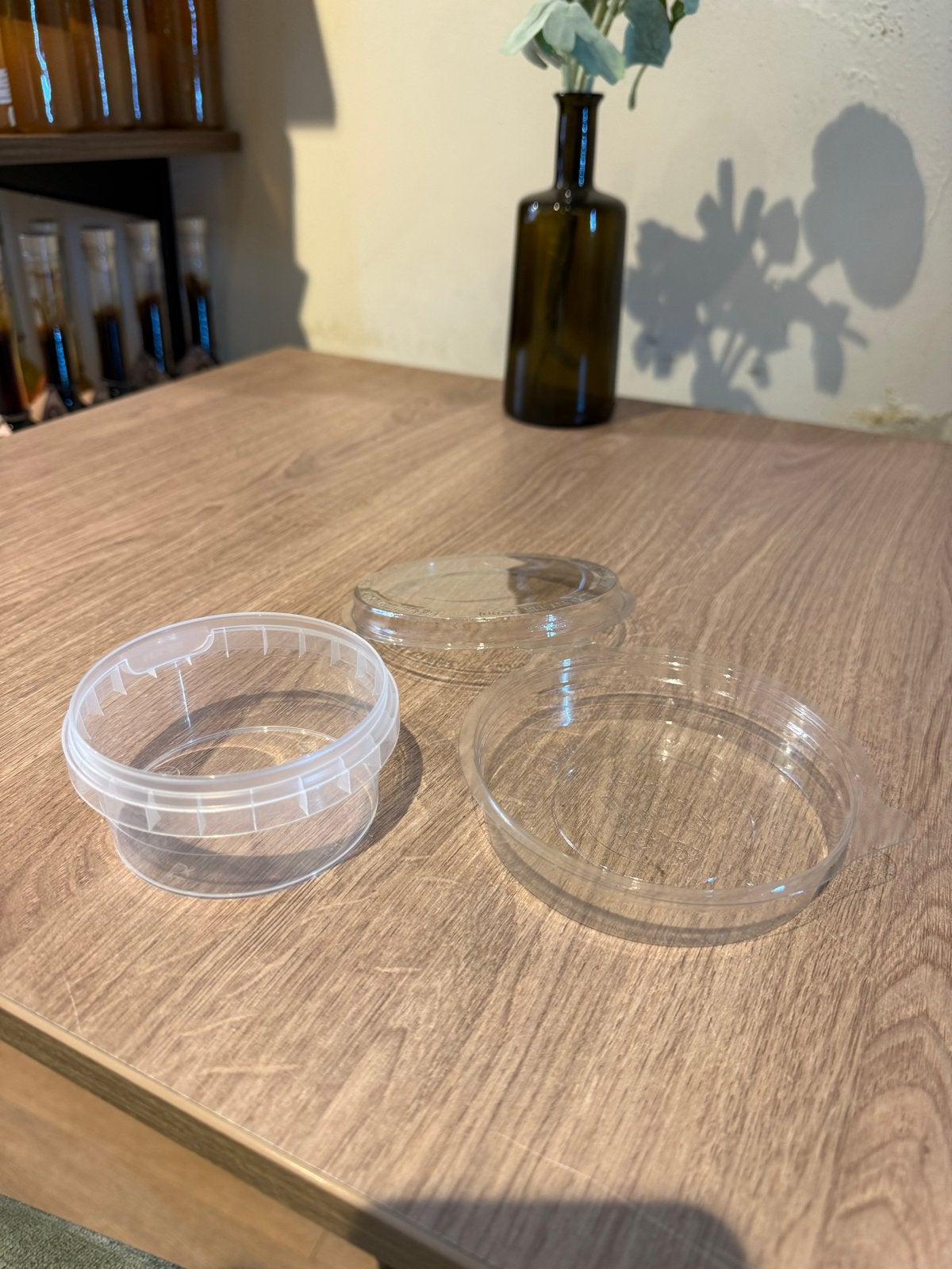 Plastic bakjes, Ophalen