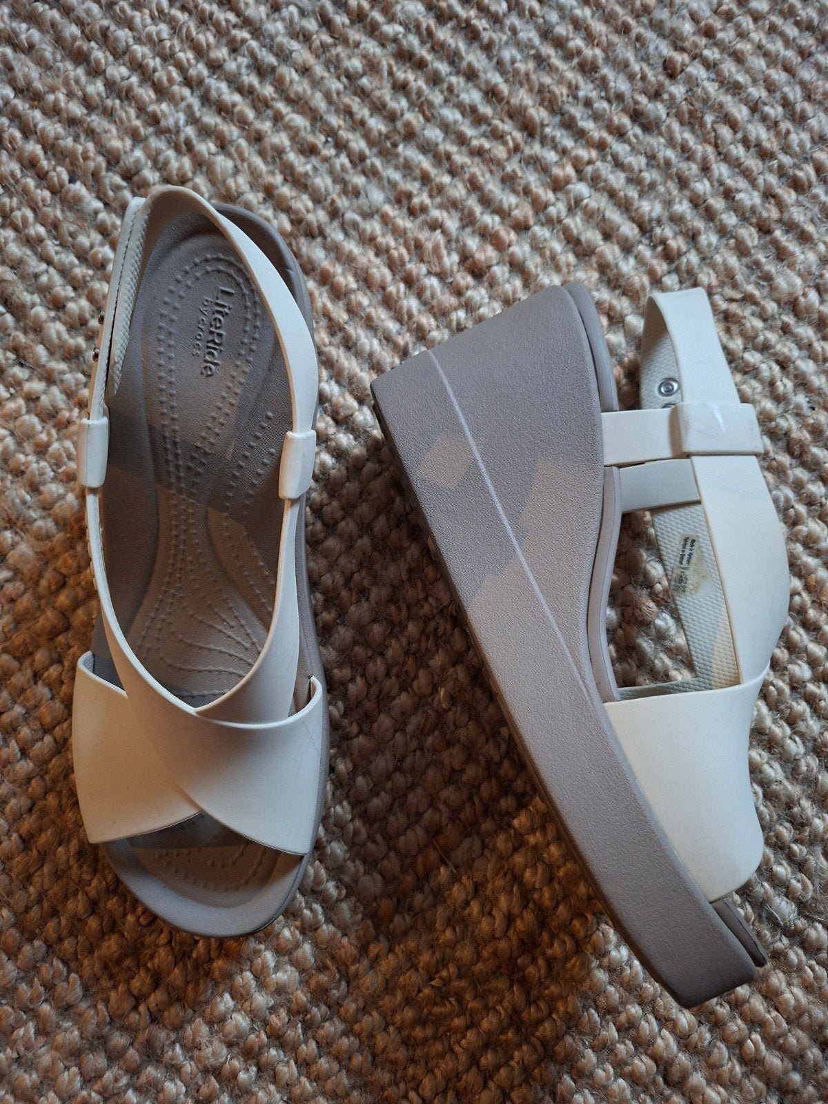 Crocs sandalen maat 40 zo goed als nieuw, Kleding | Dames, Schoenen, Beige, Zo goed als nieuw, Crocs, Sandalen of Muiltjes
