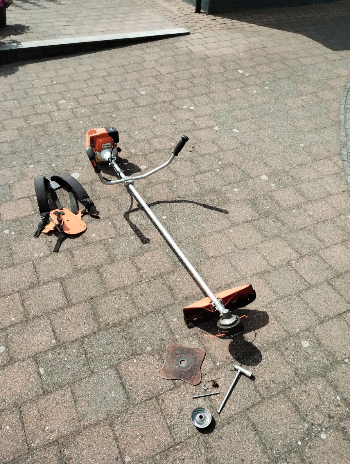 Stihl FS 65-4 4-takt bosmaaier met mes en draagharnas, Ophalen, Gebruikt, 30 tot 50 cm, Stihl