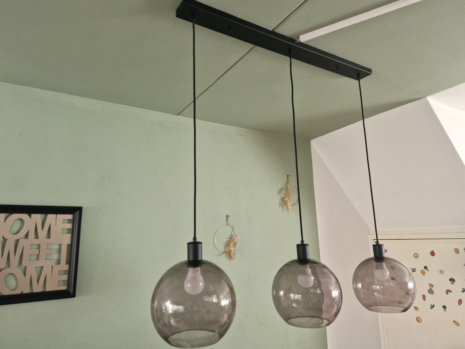 Hanglamp met 3 glazen bollen - Modern design, Huis en Inrichting, Lampen | Hanglampen, Ophalen of Verzenden, Zo goed als nieuw