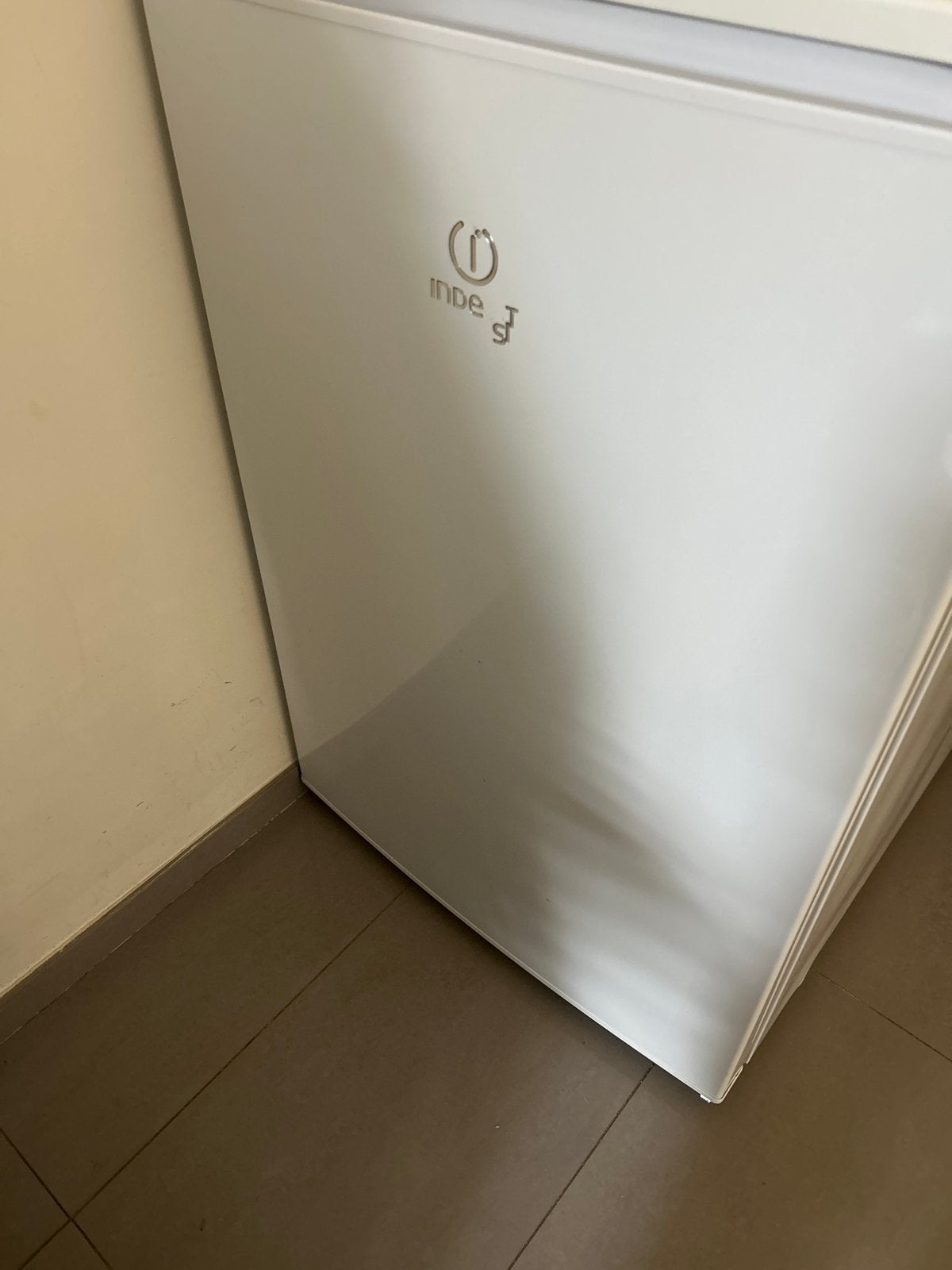 Indesit Koelkast - Compact en Efficiënt, 75 tot 100 liter, 45 tot 60 cm, Ophalen, 85 tot 120 cm
