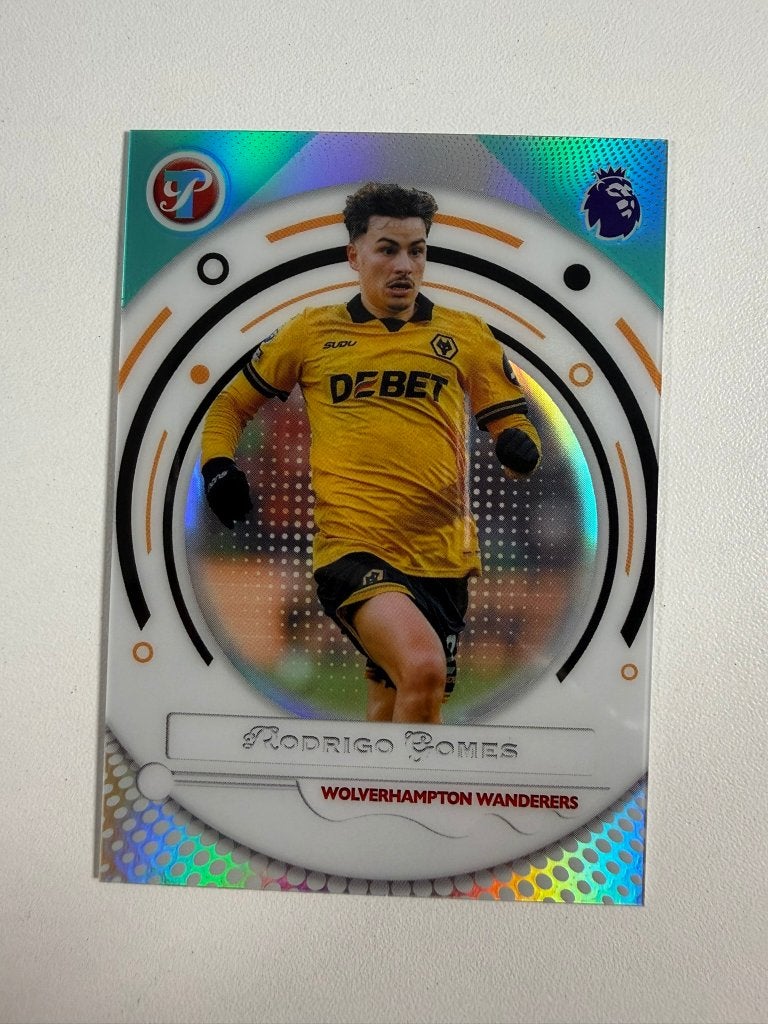 200 Rodrigo Gomes Top Corner Pristine Premier League 2025-26, Ophalen of Verzenden, Nieuw, Buitenlandse clubs, Poster, Plaatje of Sticker