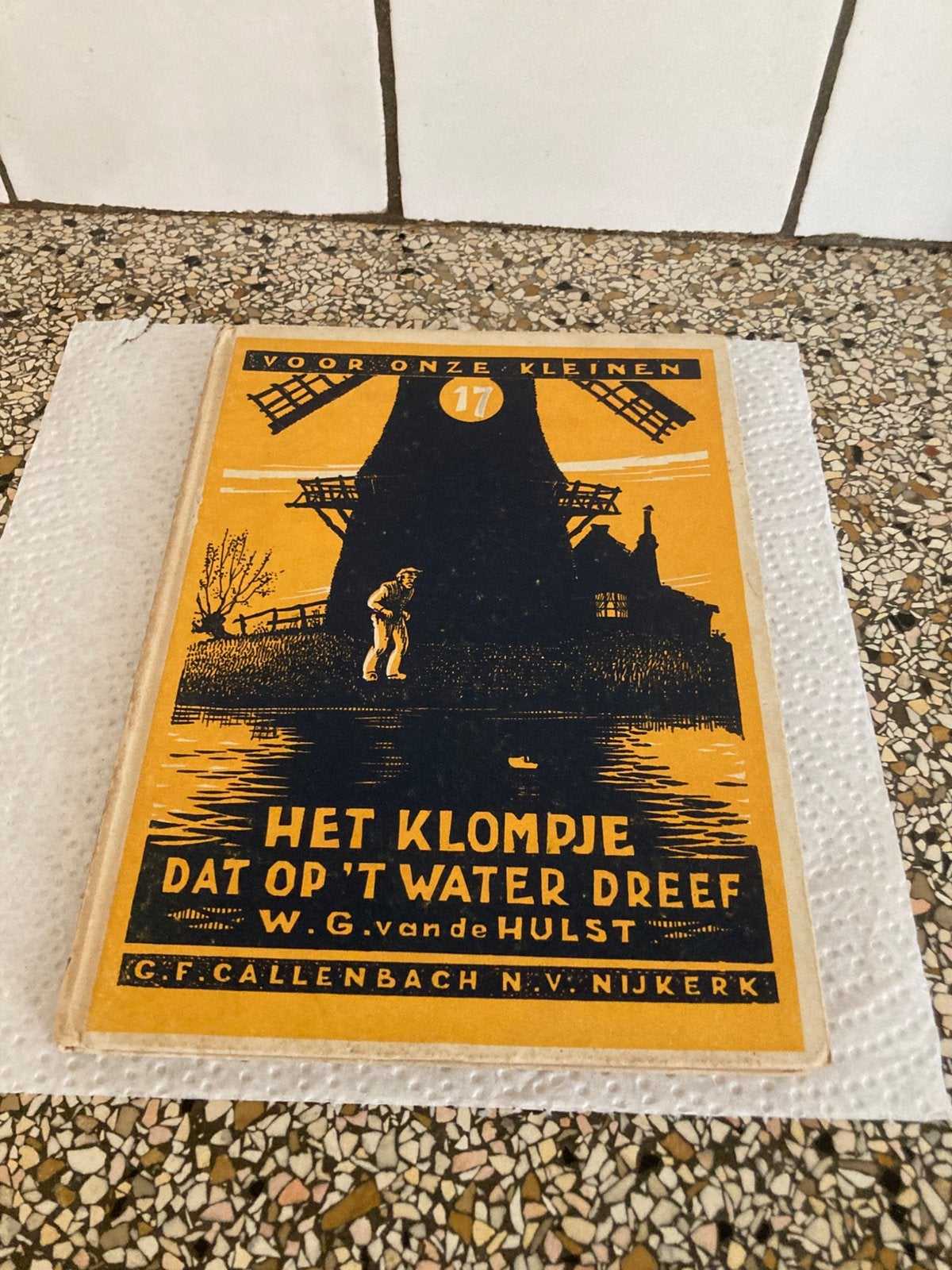 Het klompje dat op het water dreef, Ophalen of Verzenden, Zo goed als nieuw