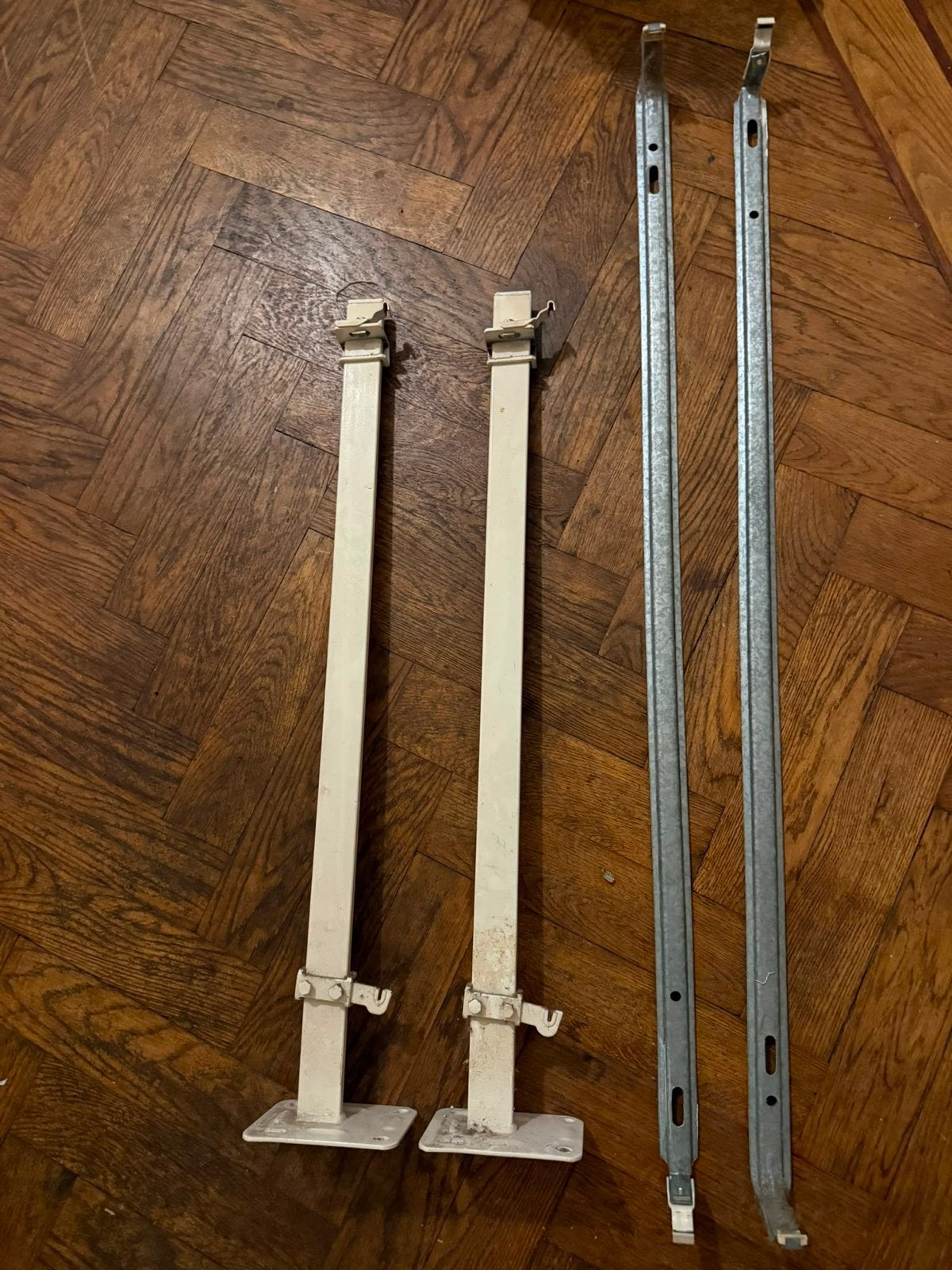 Radiatorsteunen: 2 verstelbaar, 2 vast, Doe-het-zelf en Verbouw, Verwarming en Radiatoren, Ophalen, Gebruikt, Overige typen, 30 tot 80 cm