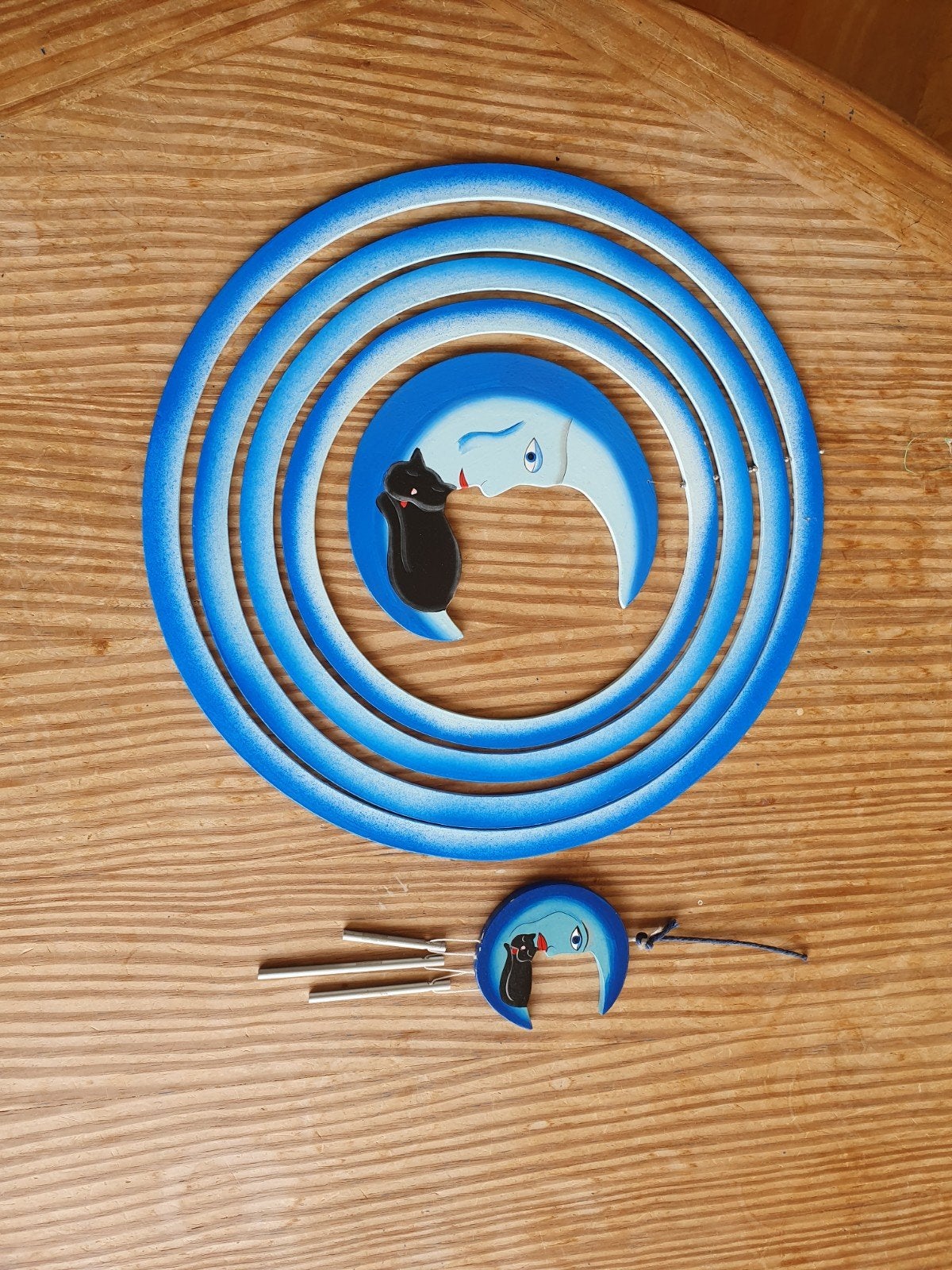 Houten maan en kat windgong voor kinderkamer, Huis en Inrichting, Woonaccessoires | Overige, Gebruikt, Blauw, Overige stijlen