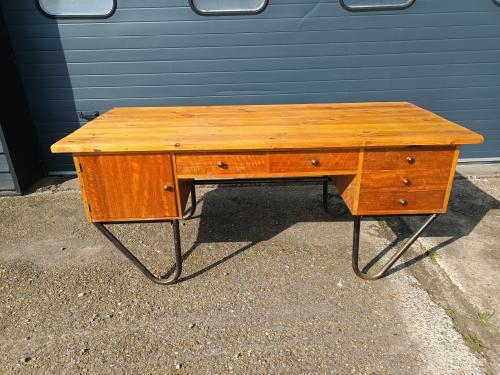 Jaren 60 design bureau met stalen onderstel, Huis en Inrichting, Bureaus, Ophalen, Gebruikt, Hout, Nvt