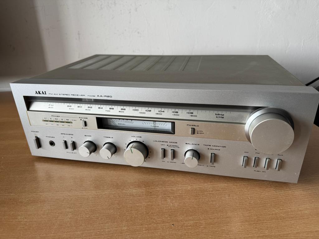 Akai FM / AM Stereo Receiver AA-R20, Ophalen of Verzenden, Zo goed als nieuw, Minder dan 60 watt, Overige merken