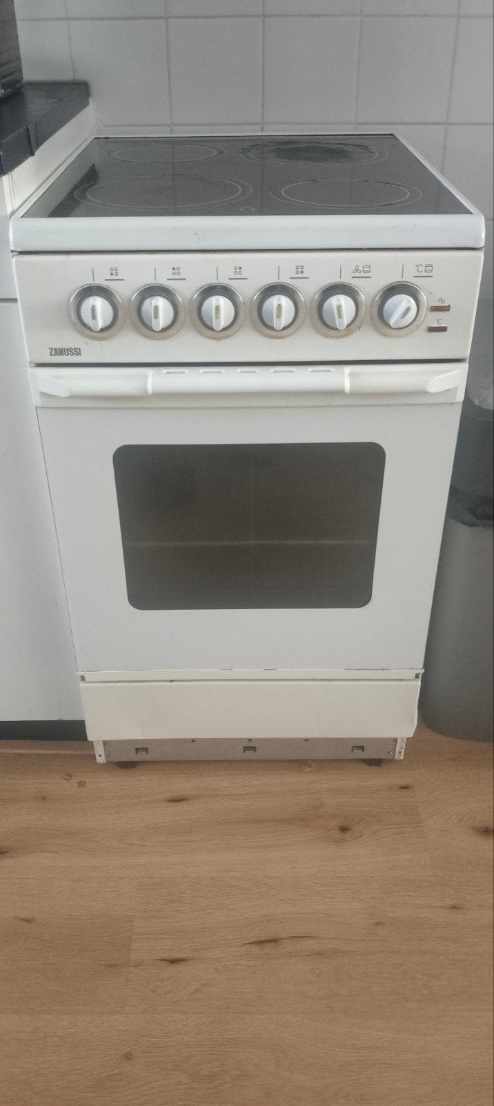 Elektrisch fornuis Zanussi - werkt traag, kookplaten goed, Witgoed en Apparatuur, Fornuizen, Ophalen of Verzenden