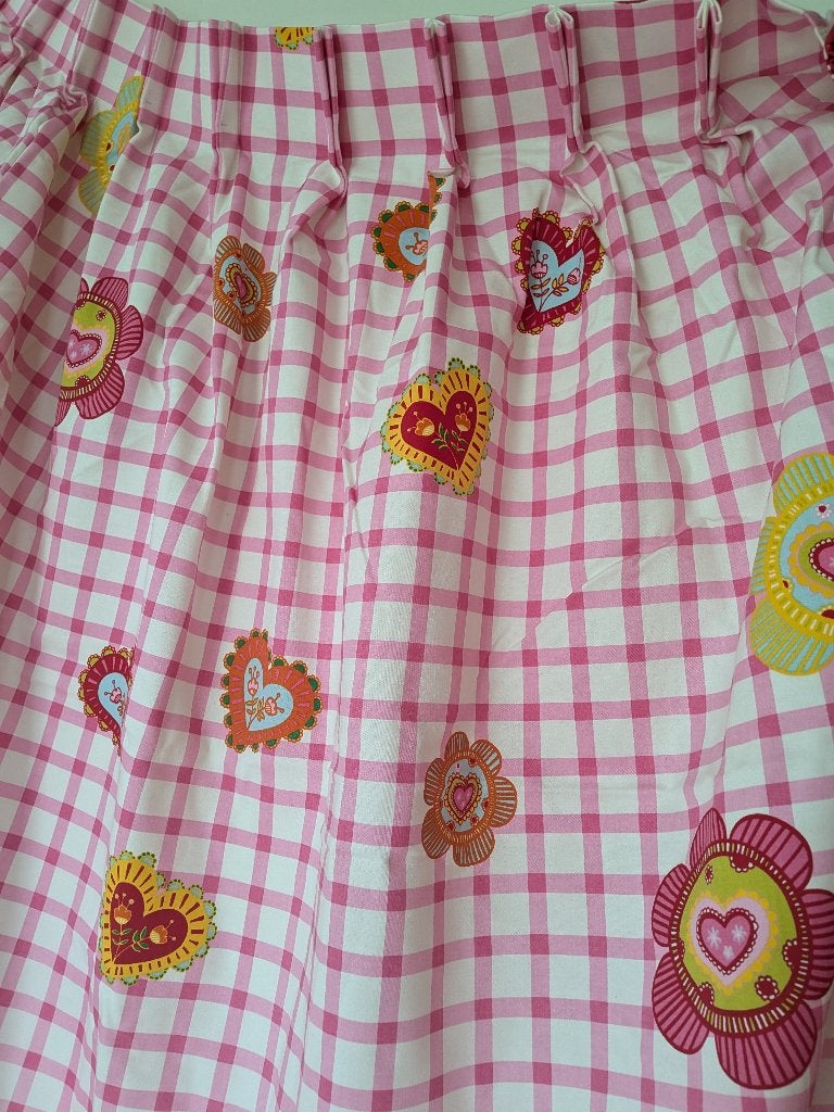 2 Geruite kindergordijnen met bloemen en hartjes, 143 cm, Overige materialen, Ophalen of Verzenden, Zo goed als nieuw