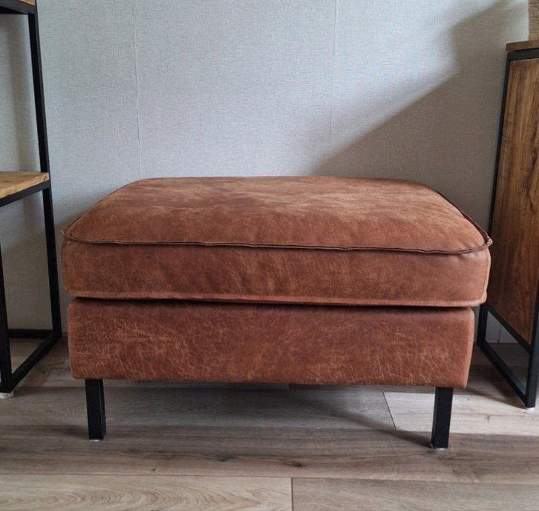 Kunstleren poef / hocker - Cognac - Zo goed als nieuw, Huis en Inrichting, Banken | Voetenbanken en Poefen, Ophalen, Modern, Industrieel