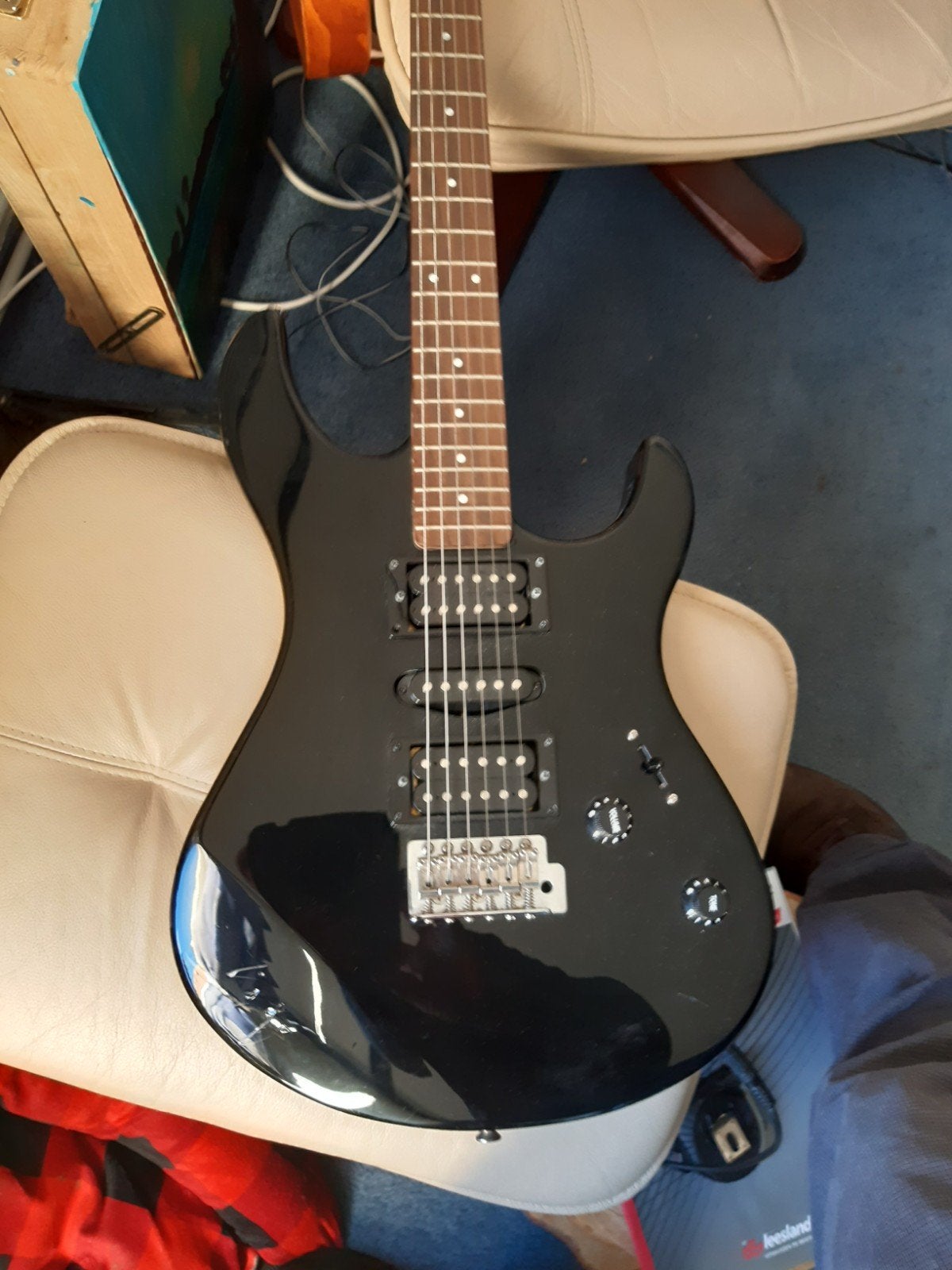 Zwarte elektrische akoestische gitaar te koop. Merk tourgear, Muziek en Instrumenten, Snaarinstrumenten | Gitaren | Elektrisch