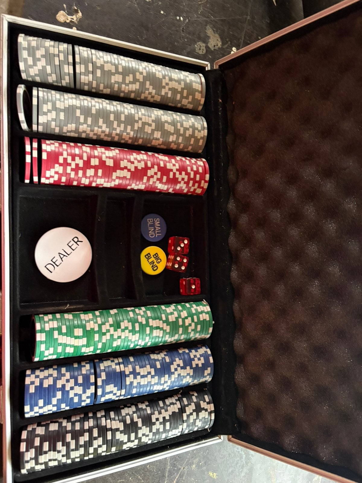 Complete Pokerset met Chips, Dealer Button en Dobbelstenen, Drie of vier spelers, Ophalen of Verzenden, Zo goed als nieuw