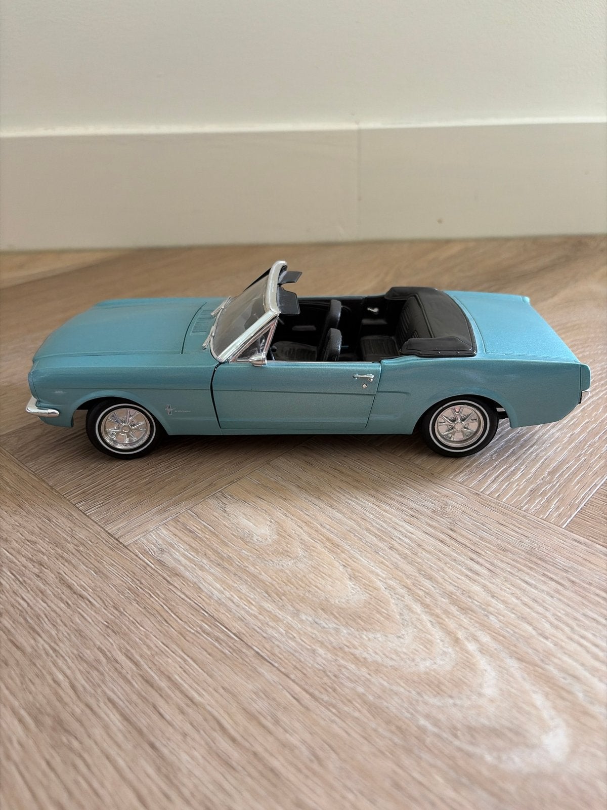Maisto 1965 Ford Mustang Cabriolet 1:18, Hobby en Vrije tijd, Modelauto's | 1:18, Ophalen of Verzenden, Zo goed als nieuw, Auto
