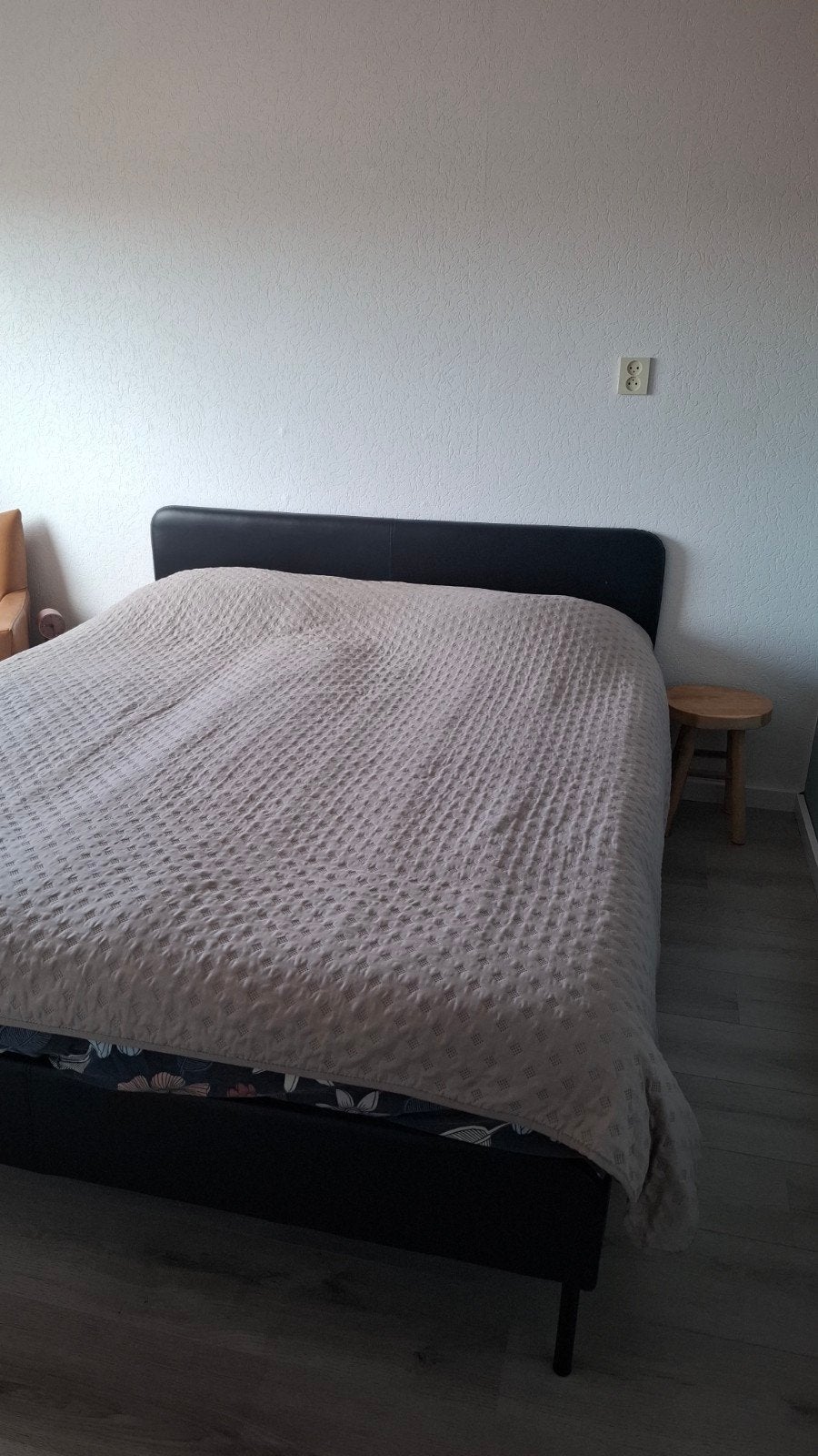 Ikea Slattum 160x200 zwart kunstleer incl. lattenbodems, Overige materialen, Zwart, Tweepersoons, Ophalen of Verzenden