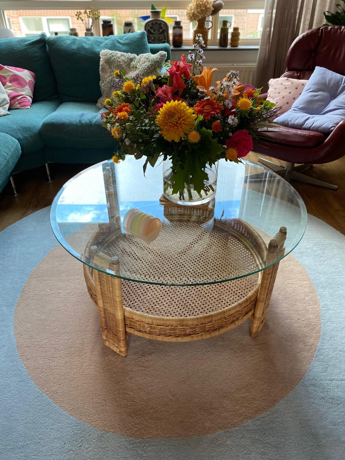 Rotan retro salontafel met glazen blad, Ophalen, Gebruikt, Rond, 50 tot 100 cm