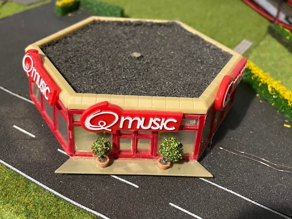 N spoor studio q-music met satelietwagen, Hobby en Vrije tijd, Overige merken, Gelijkstroom, Verzenden, Wagon