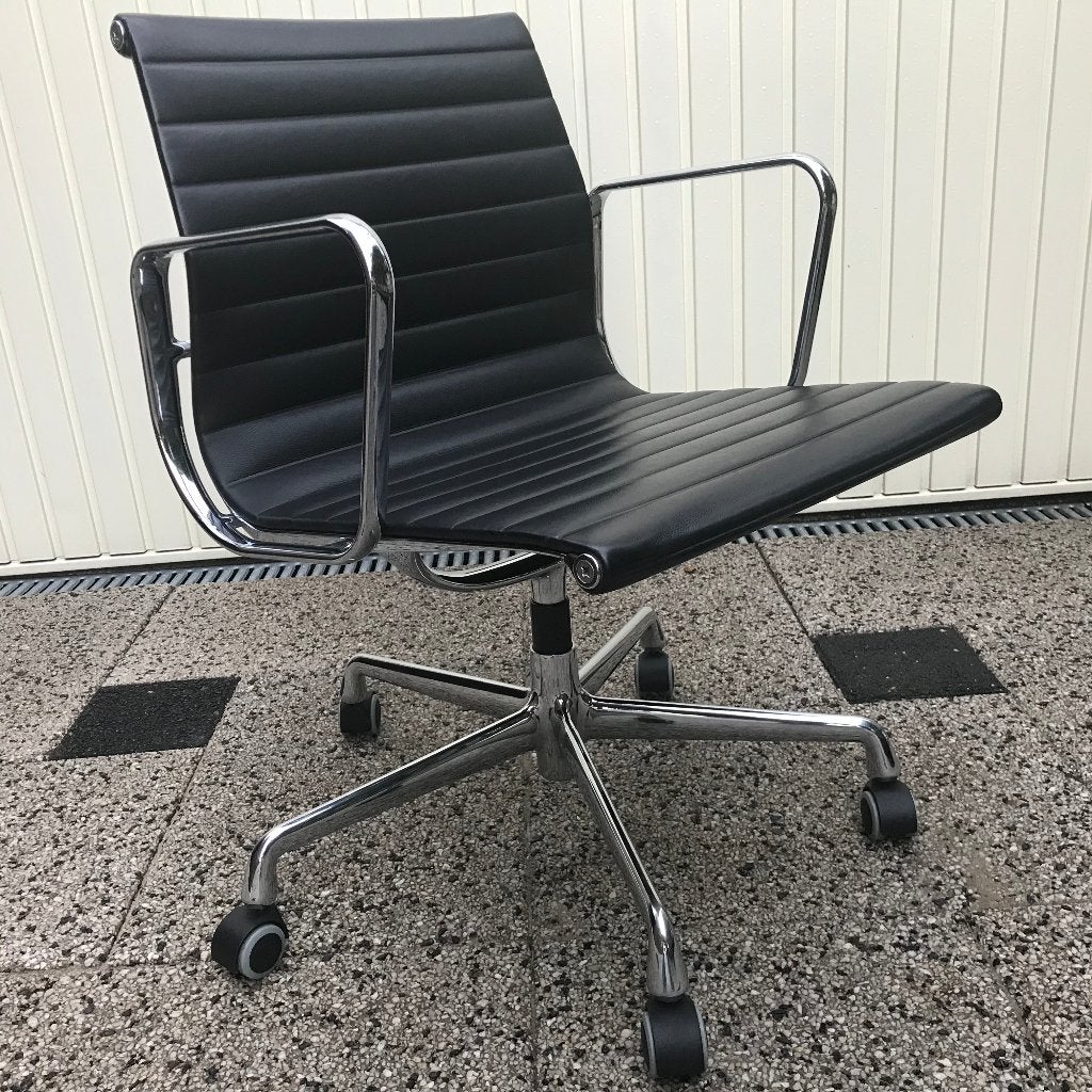 IZGS Vitra Eames stoel 107 108 chroom zwart leer wielen, Huis en Inrichting, Stoelen, Ophalen, Zwart, Leer, Zo goed als nieuw