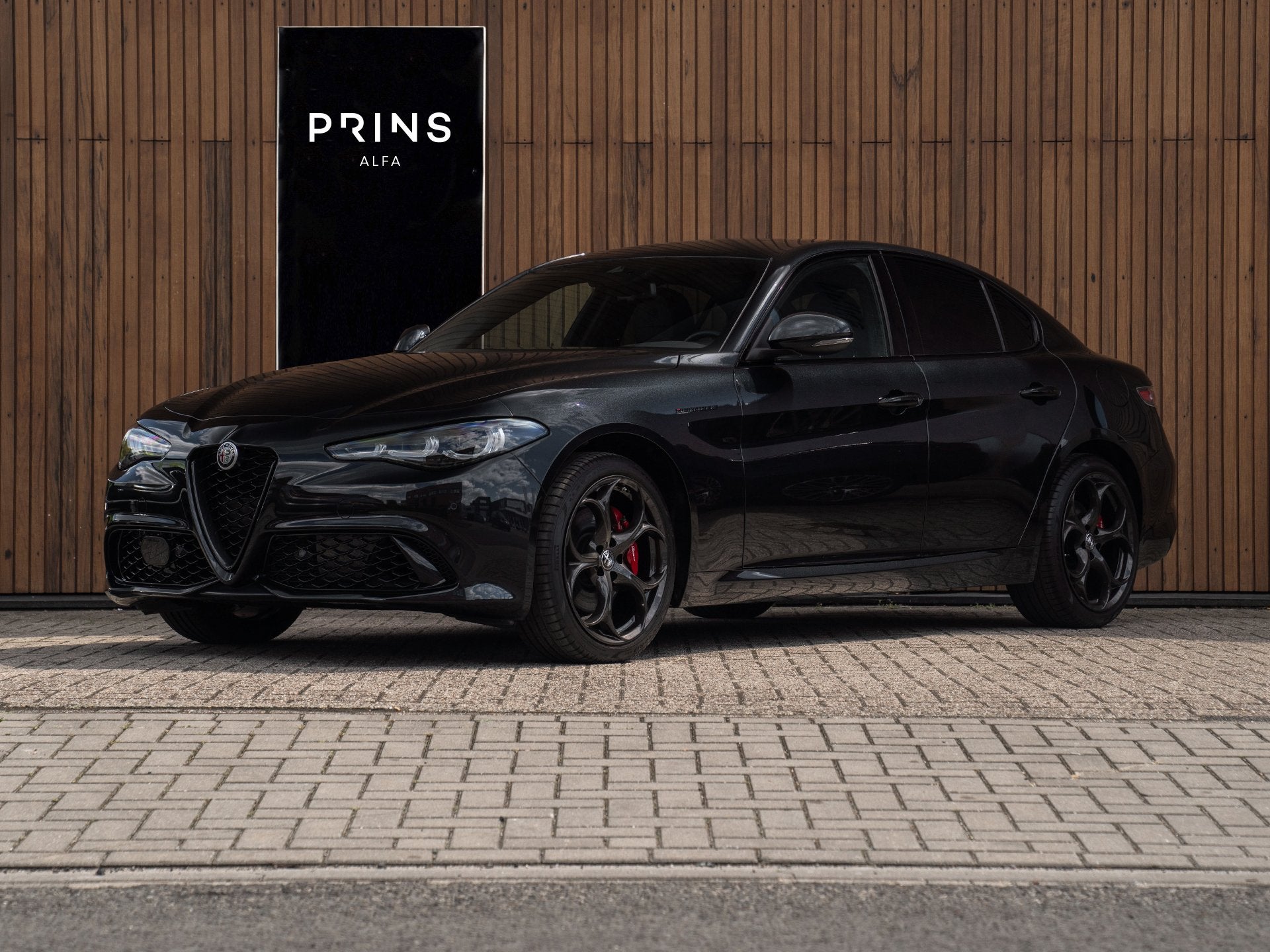 Alfa Romeo Giulia 2.0T 320pk GME AWD Competizione | Q-velgen, Auto's, Alfa Romeo, Zwart, 4 cilinders, 320 pk, Zwart