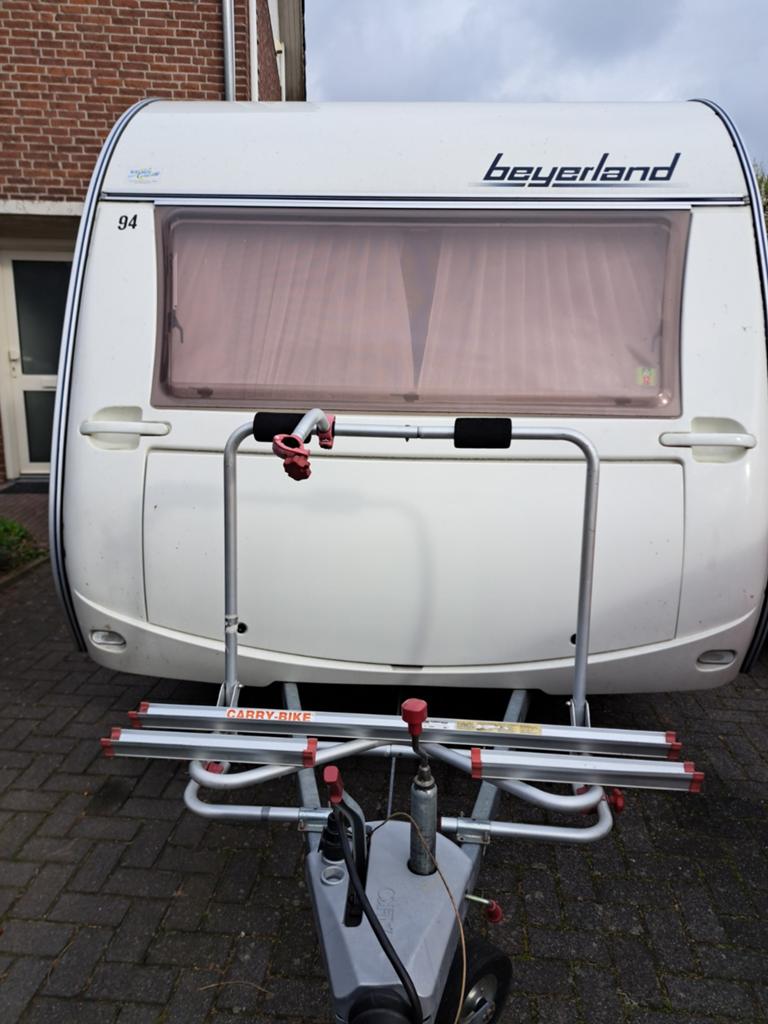 Beyerland Vitesse LX 2003 met vast bed en stalling, Caravans en Kamperen, Caravans, Vast bed, Kachel, Treinzit, Particulier