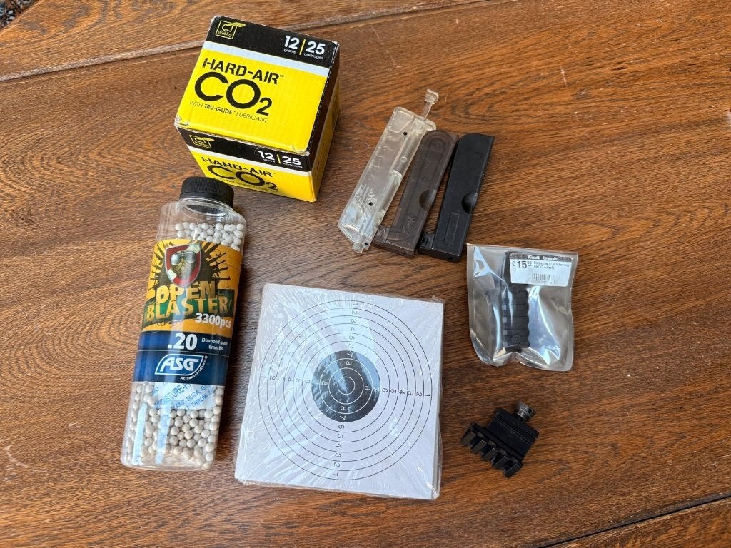 Airsoft pakket: 12g CO2, 0,20g BB's, schietkaarten, Ophalen, Zo goed als nieuw