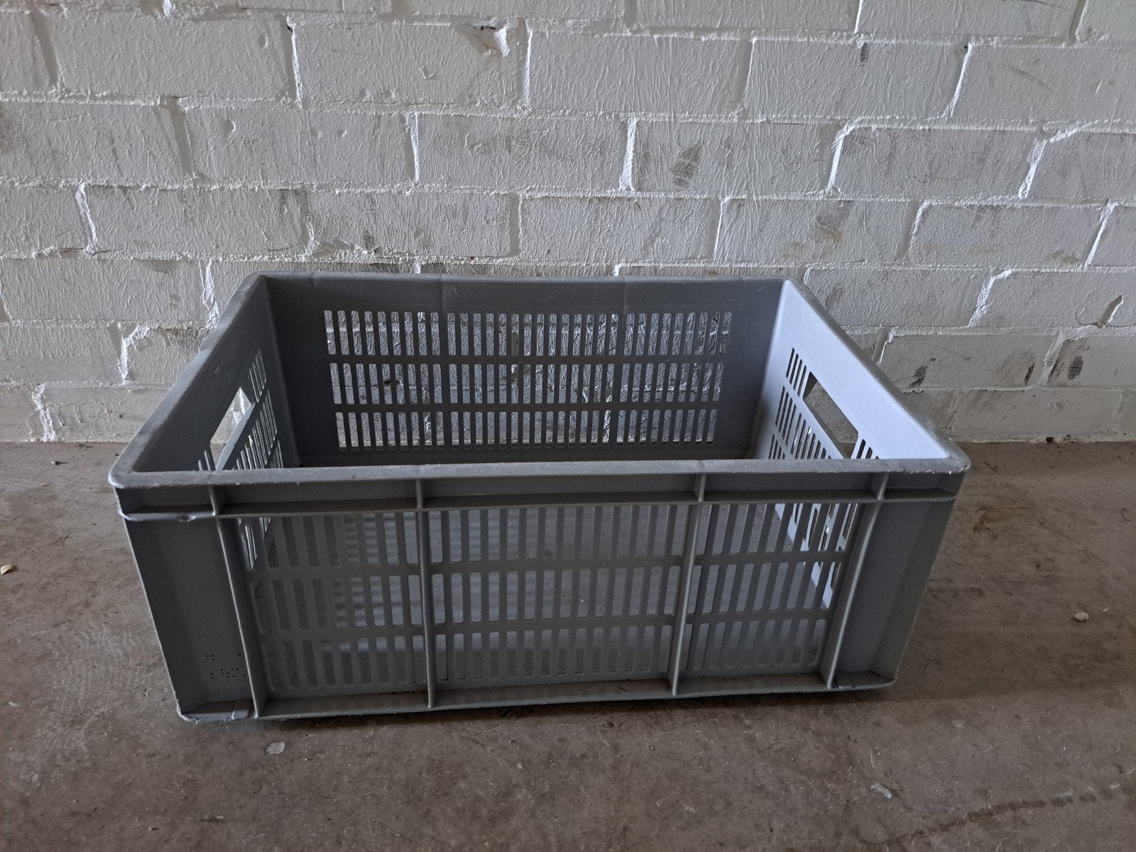 2x Grijze Kunststof Krat - Handig voor Opslag en Transport, Ophalen, Gebruikt, 40 tot 60 cm, 50 tot 75 cm