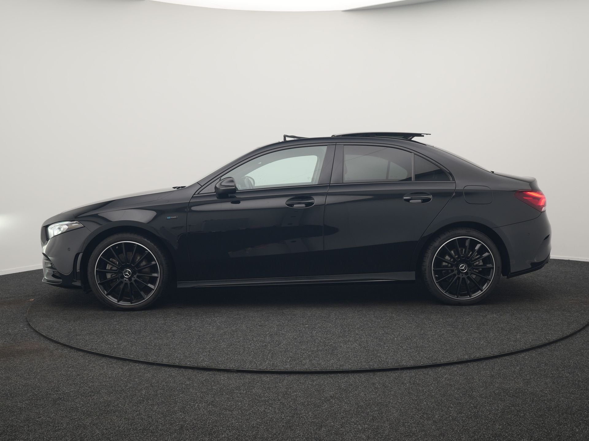 Mercedes-Benz A-Klasse 250 e AMG Line PHEV 218pk | Panodak |, Auto's, Gebruikt, 4 cilinders, Zwart, Bedrijf