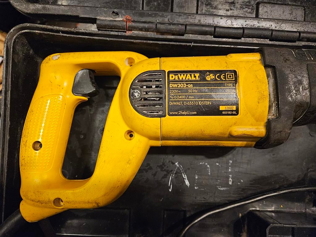 Super werkende DEWALT reciprozaag koffer en zaagje €65, Doe-het-zelf en Verbouw, Gereedschap | Zaagmachines, 70 mm of meer, 600 tot 1200 watt