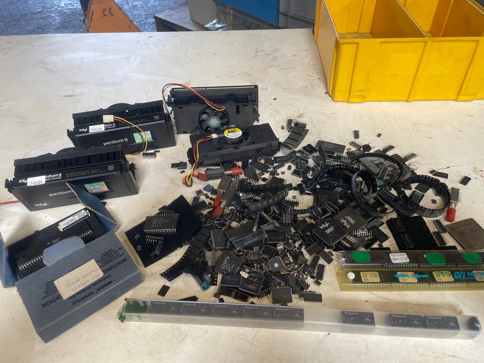 Diverse partij computerchips en processors, Hobby en Vrije tijd, Elektronica-componenten, Ophalen, Zo goed als nieuw