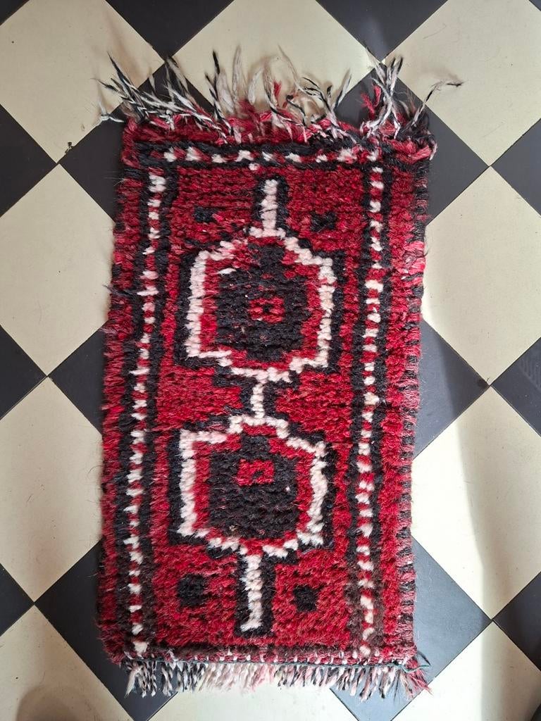 Vintage rood-zwart handgeweven vloerkleedje, Vintage, Traditioneel, Handgeweven, Minder dan 50 cm, Gebruikt, 50 tot 100 cm