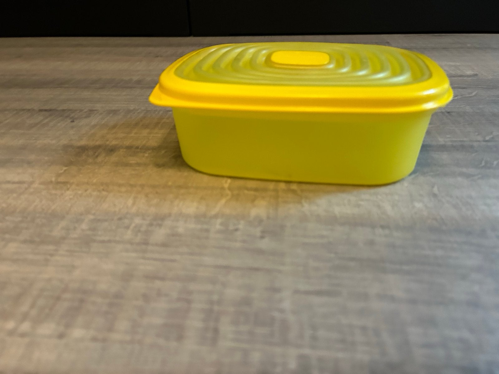 Tupperware bakje met flexibel deksel, Ophalen, Gebruikt, Bewaardoos, Geel