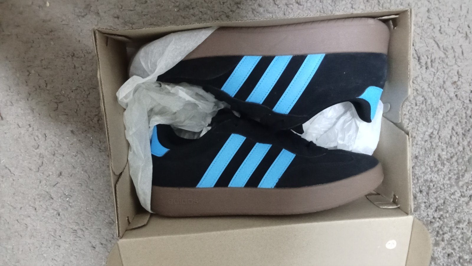 Adidas sneakers zwart met blauwe strepen, maat 42, Kleding | Heren, Schoenen, Zwart, Nieuw, Ophalen of Verzenden, Sneakers of Gympen