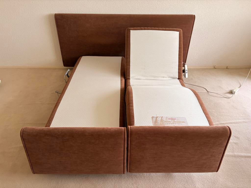 Deelbare boxspring met elektrische verstelling van Norma, Ophalen, Gebruikt, Bruin, Tweepersoons