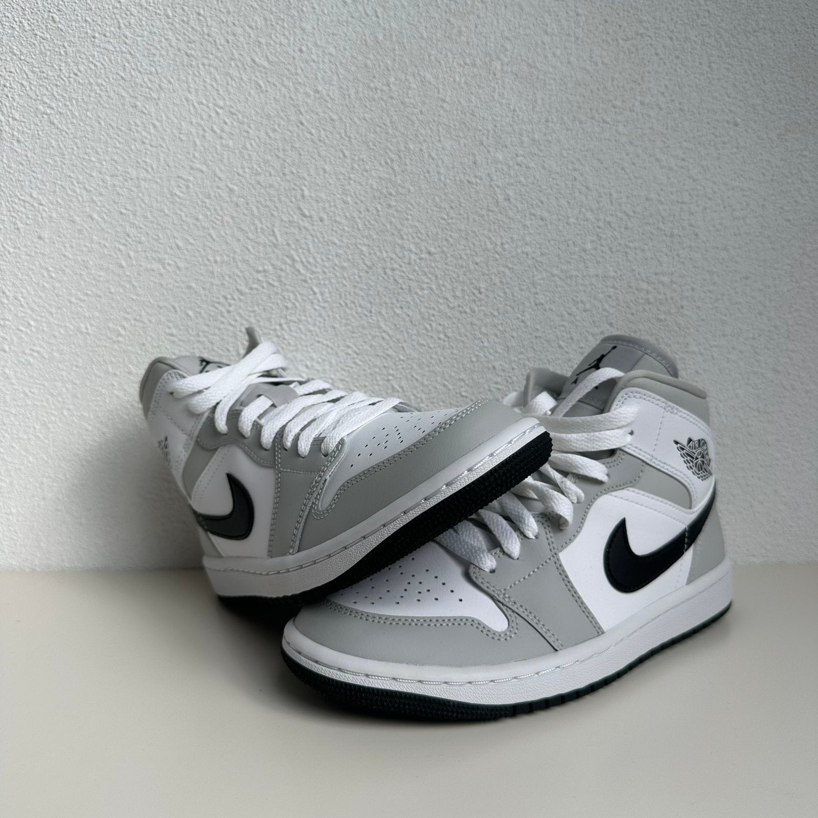 Jordan 1 Mid Smoke Grey Maat 37.5, Ophalen of Verzenden, Nieuw, Overige kleuren