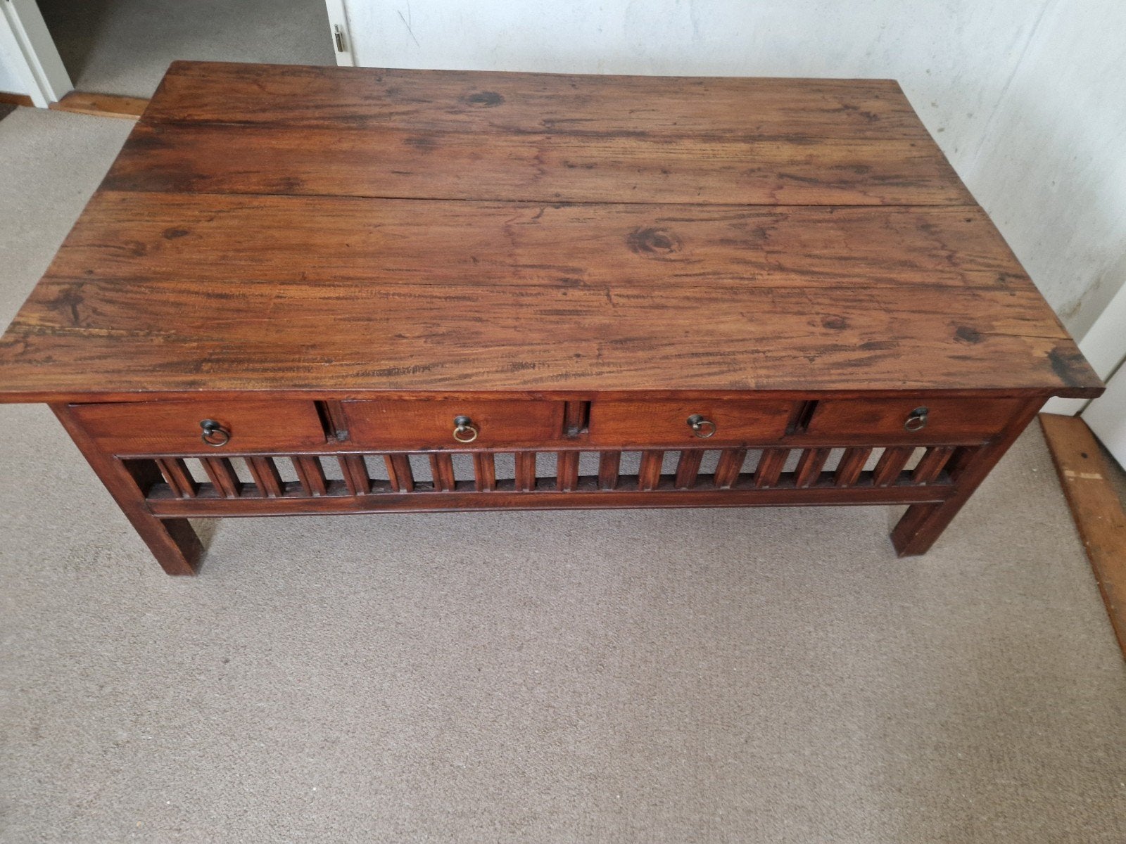 Teakhouten Salontafel met 8 Lades - Robuust en Stijlvol, Huis en Inrichting, Gebruikt, 100 tot 150 cm, Teakhout, Robuust, Koloniaal