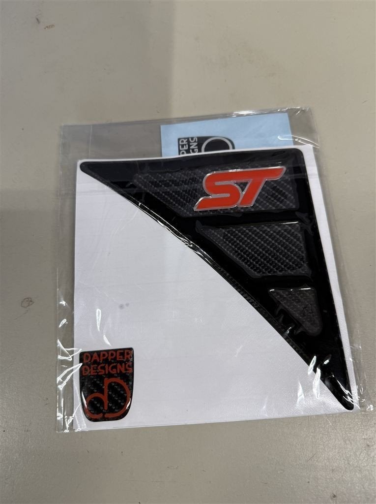 Fiesta Mk7 ST Mk7.5 badgeset - Carbon met rode ST - Zwart me, Ophalen of Verzenden, Nieuw