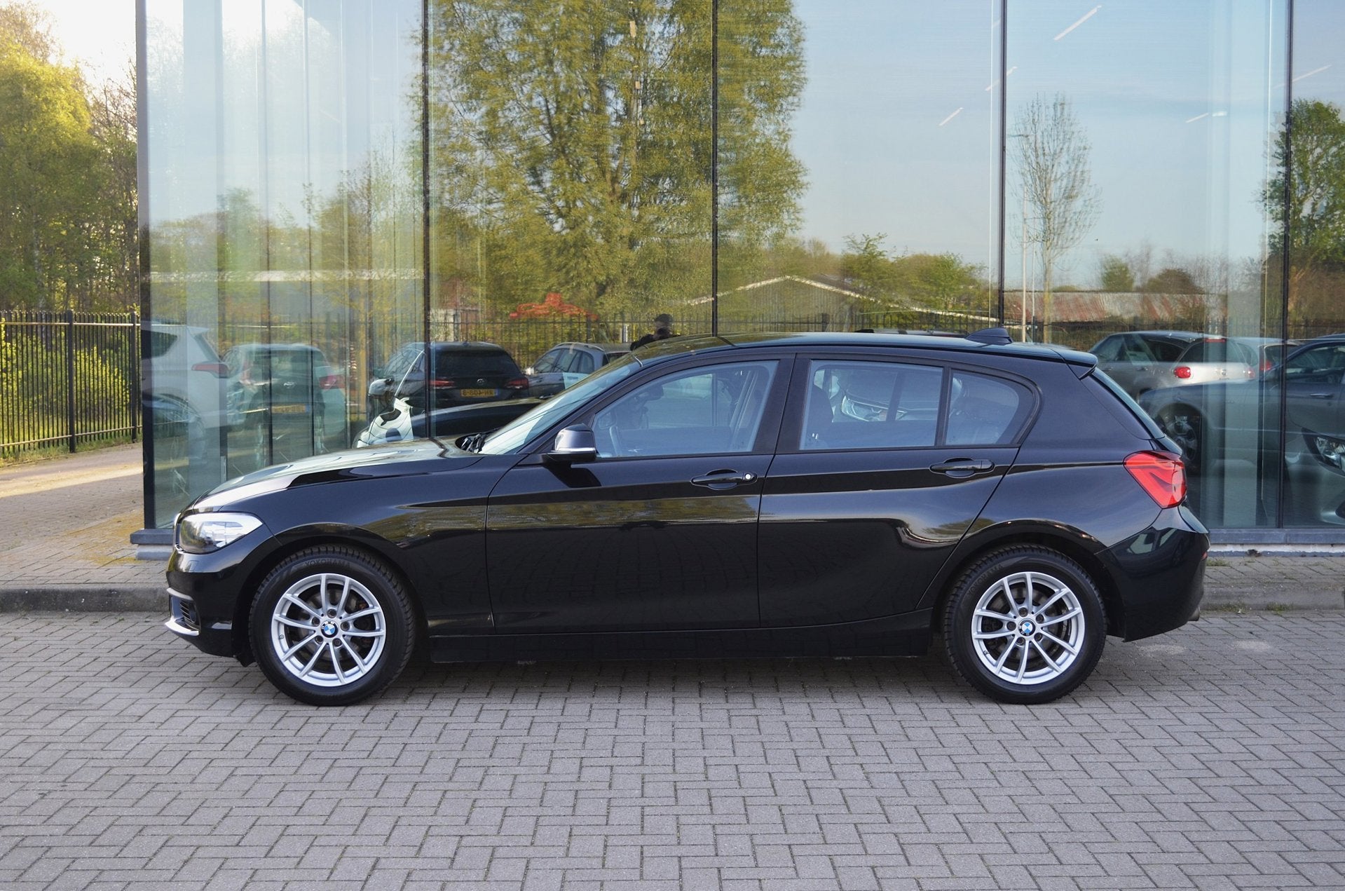 BMW 1-serie 118i Executive | Stoelverwarming | Automaat, Gebruikt, Zwart, Bedrijf, 650 kg