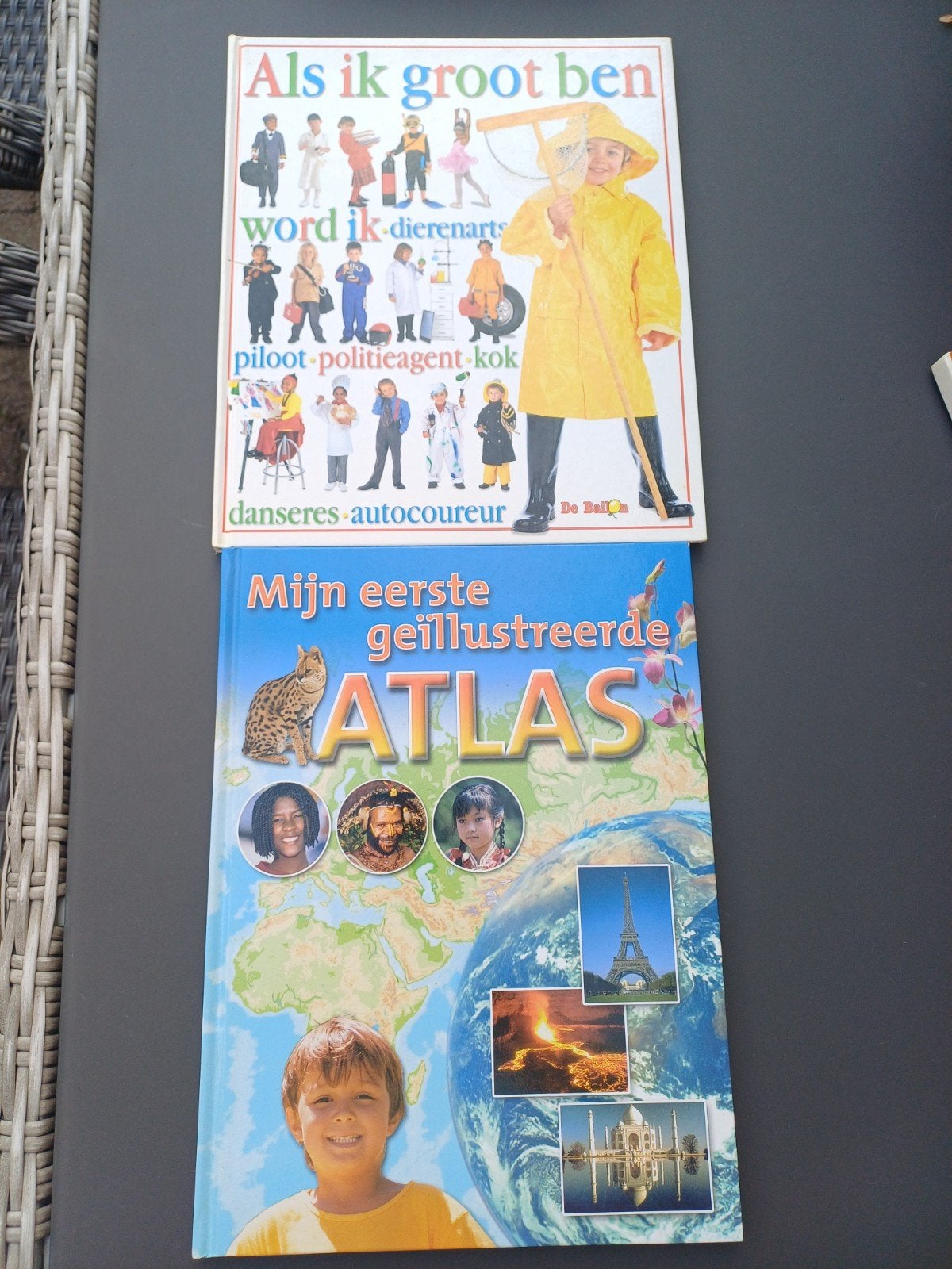 2 leerzame kinderboeken: Atlas & Beroepenboek, Boeken, Ophalen of Verzenden, Gelezen, Non-fictie