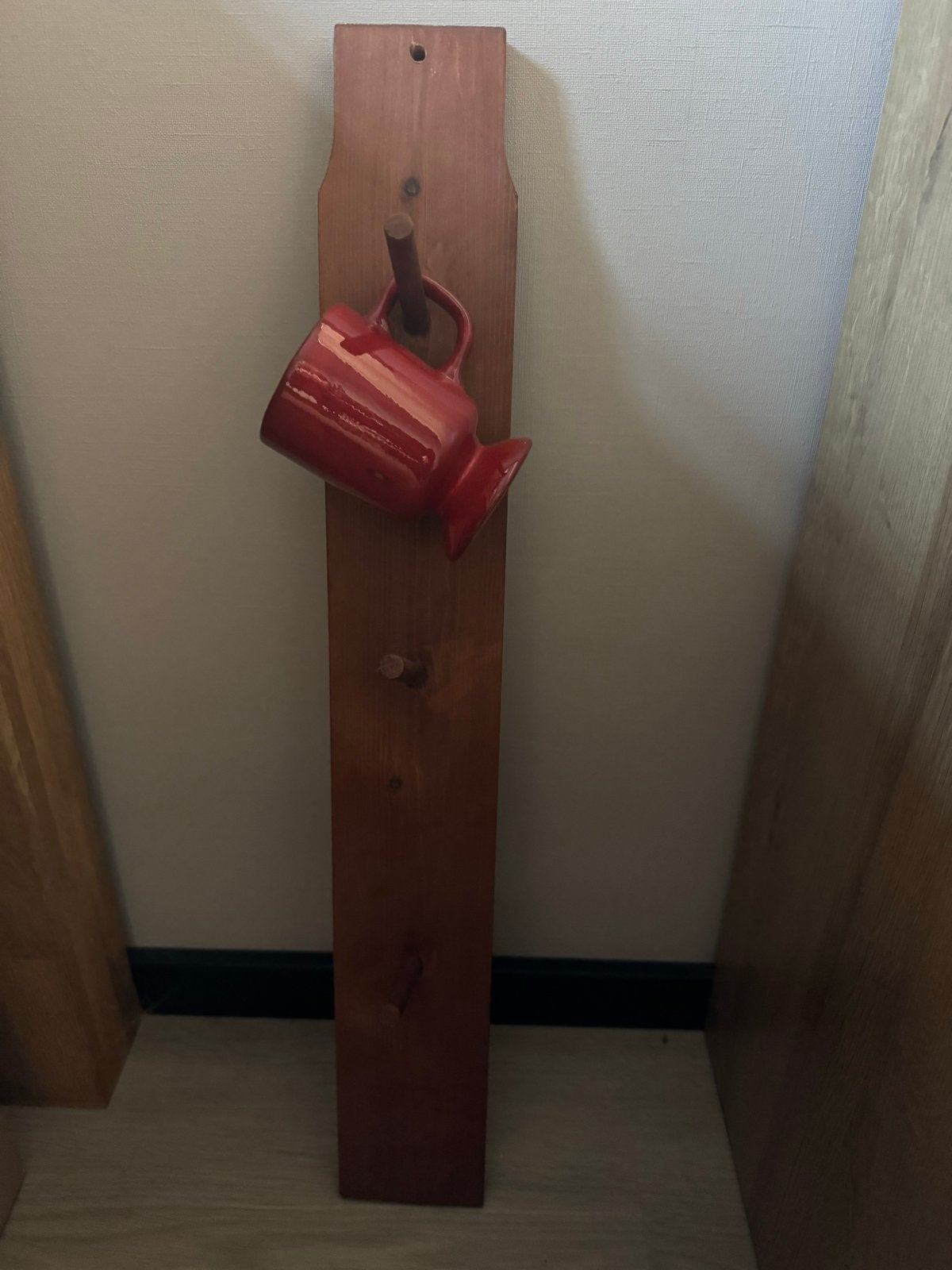 Vintage houten mokkenrek met rode mok (66 cm), Ophalen of Verzenden