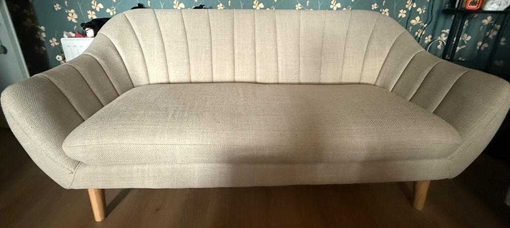 Beige bank., Huis en Inrichting, Banken | Sofa's en Chaises Longues, Ophalen, 75 tot 100 cm, Tweepersoons, Hout