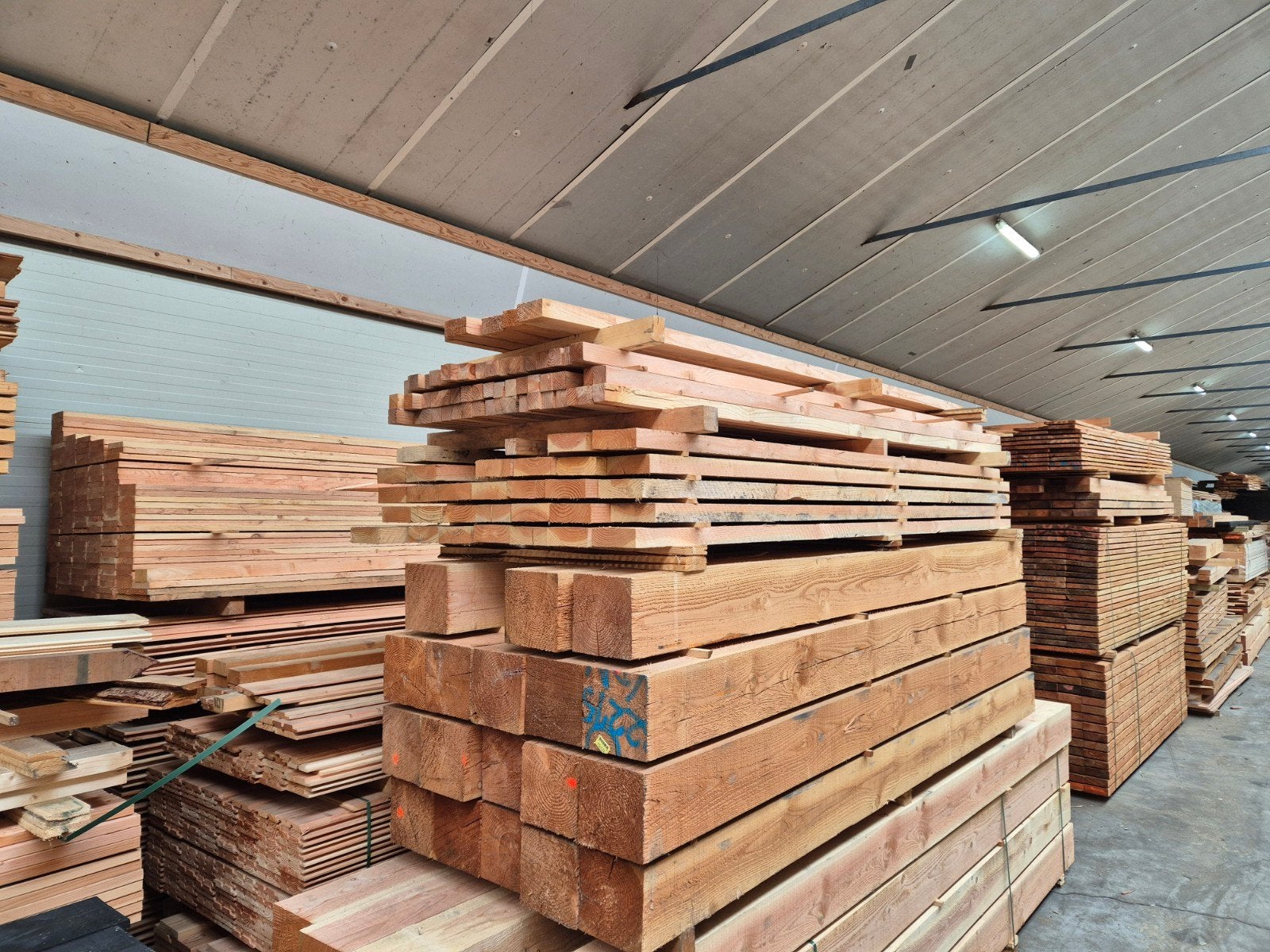 Te koop mooie rechte douglas balken lichte bkeus €3 p mtr, Ophalen of Verzenden, 250 cm of meer, Balken