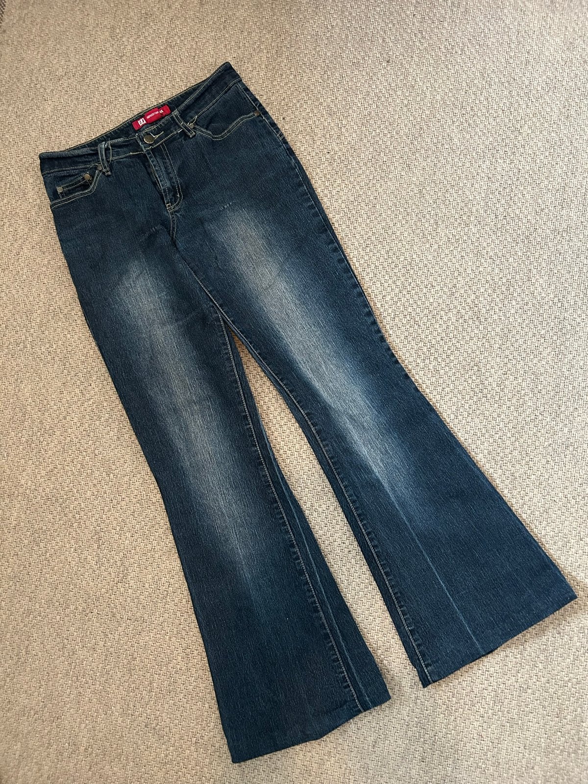 Donkerblauwe flared jeans met strass details, Ophalen of Verzenden, Gedragen, Blauw, Overige jeansmaten