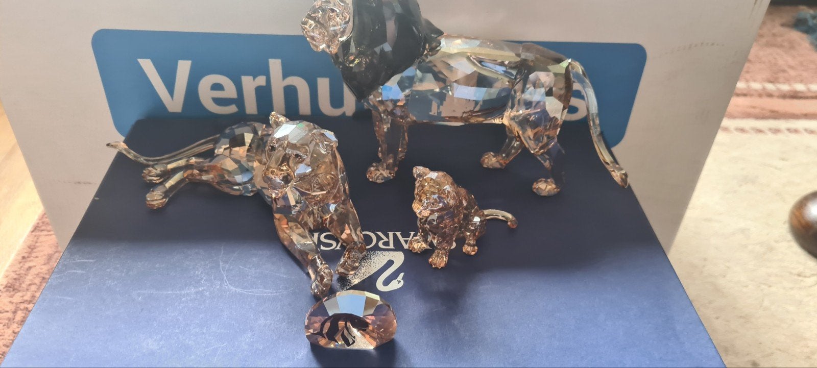 Swarovski Akili, Leeuwin en Jong + Plaquette jaarstuk 2016, Ophalen of Verzenden, Zo goed als nieuw