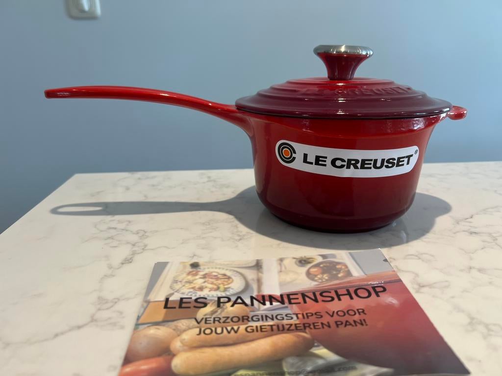 Nieuwe Le Creuset steelpan 16 cm kersenrood, Huis en Inrichting, Gietijzer, Nieuw, Ophalen of Verzenden, Keramische plaat
