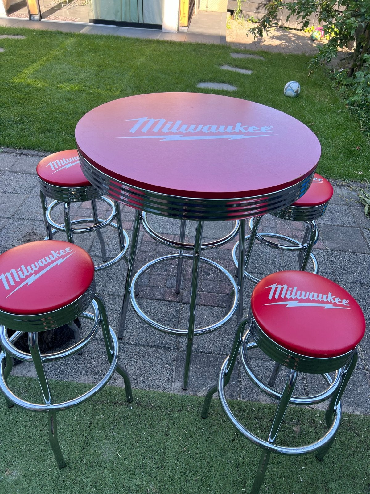 Milwaukee bartafel met 4 barkrukken, Ophalen, Gebruikt