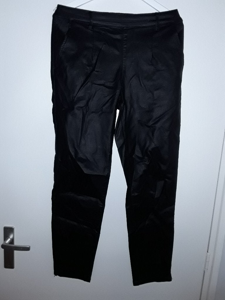 Object Zwarte Coated Lange Broek Maat 38, Kleding | Dames, Broeken en Pantalons, Maat 38/40 (M), Zwart, Ophalen of Verzenden, Zo goed als nieuw