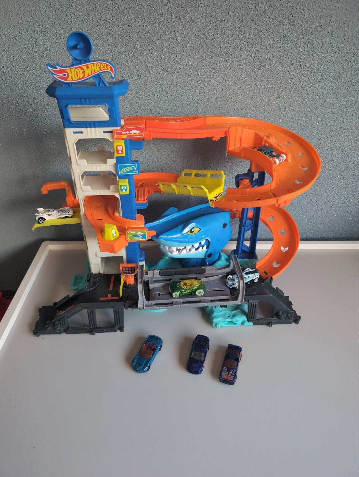 Hot Wheels City Haai Aanval Garage Speelset met 7 Auto's, Ophalen of Verzenden, Gebruikt
